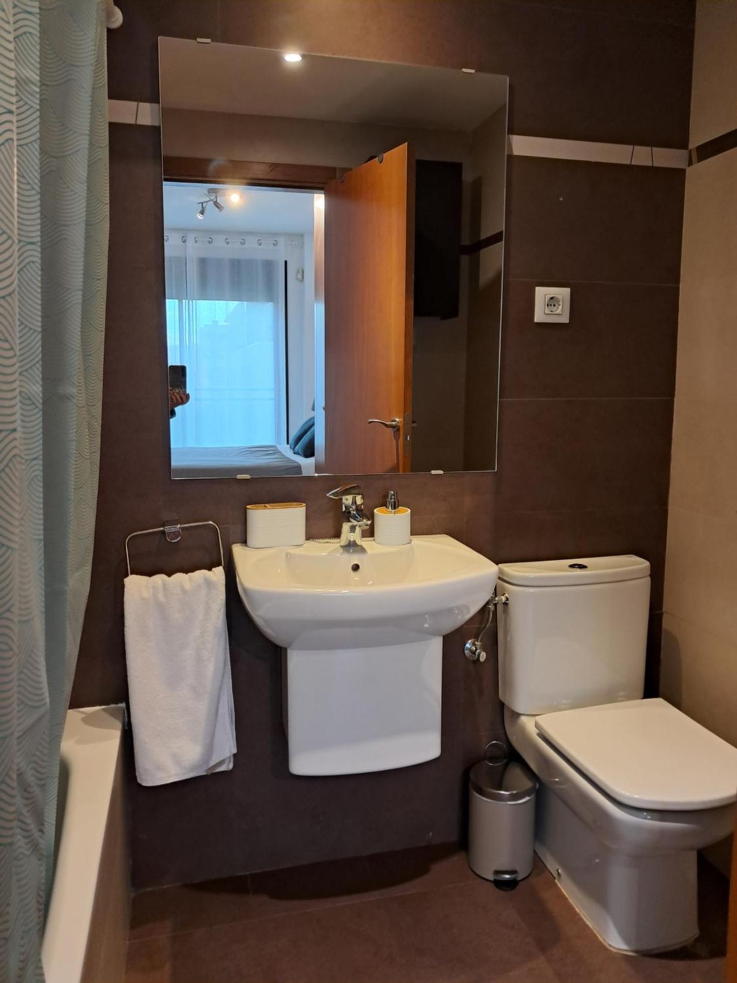 Modern Apartment, With Parking, Close To The Beach!! سان أدريان دي بيزوس المظهر الخارجي الصورة